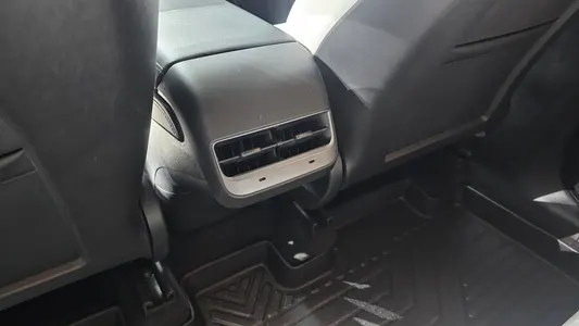 Tesla Y AWD 2022 38