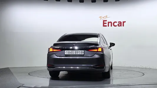 Lexus ES300h 7 2019 4