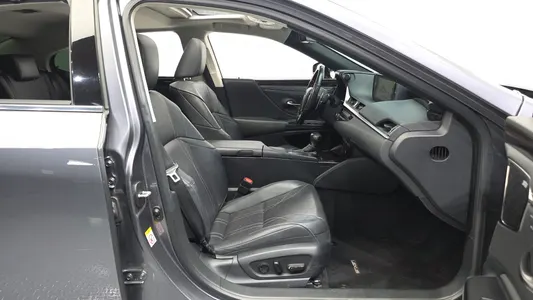 Lexus ES300h 7 2019 11