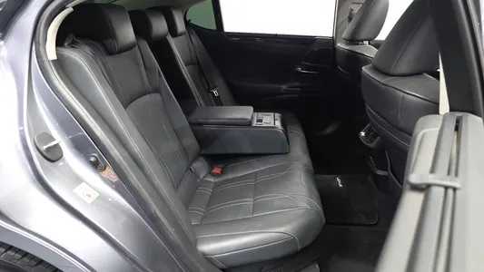 Lexus ES300h 7 2019 12