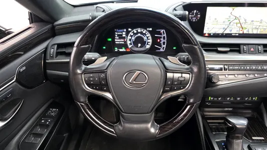 Lexus ES300h 7 2019 13