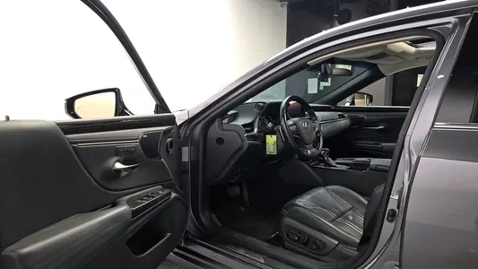 Lexus ES300h 7 2019 10