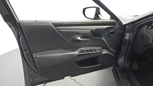 Lexus ES300h 7 2019 24