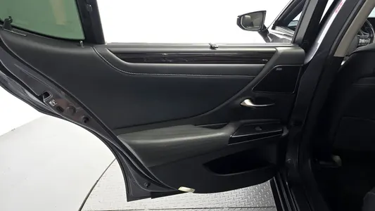 Lexus ES300h 7 2019 25
