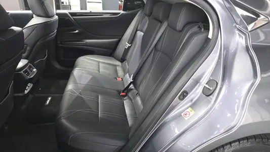 Lexus ES300h 7 2019 26