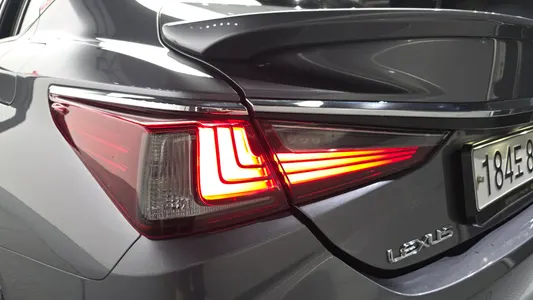 Lexus ES300h 7 2019 23