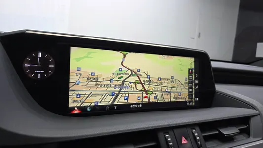 Lexus ES300h 7 2019 32