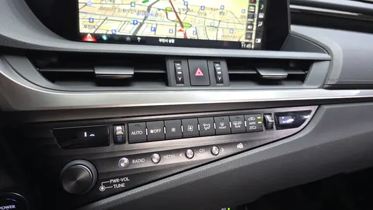 Lexus ES300h 7 2019 33