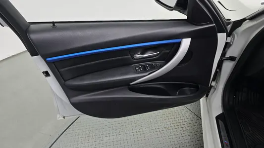 BMW 3 Series (F30) 330i M 2017 24