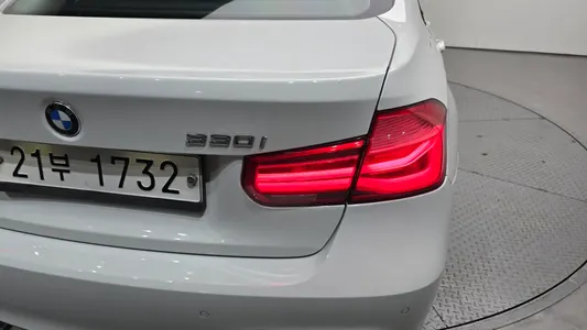 BMW 3 Series (F30) 330i M 2017 23