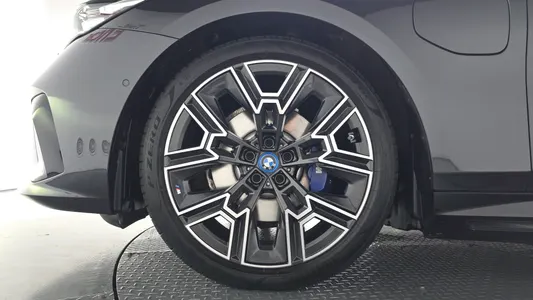 BMW 5 Series (G60) 530e M 2025 4