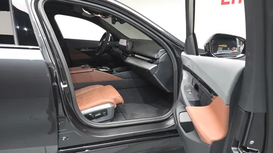 BMW 5 Series (G60) 530e M 2025 26