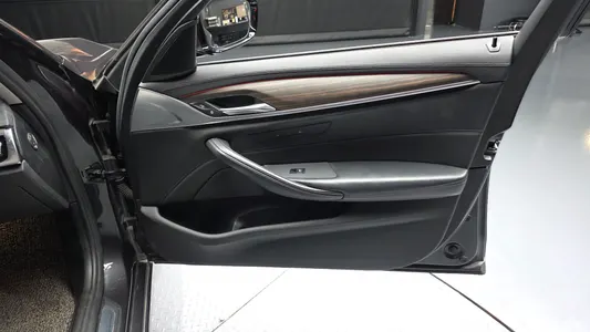 BMW 5 Series (G30) 520d xDrive 2019 24