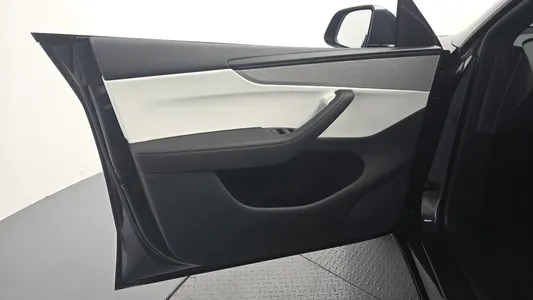 Tesla Y RWD 2026 24