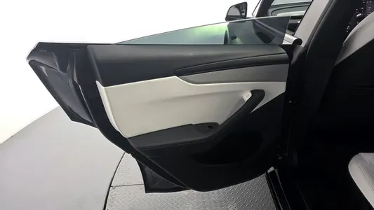 Tesla Y RWD 2026 25