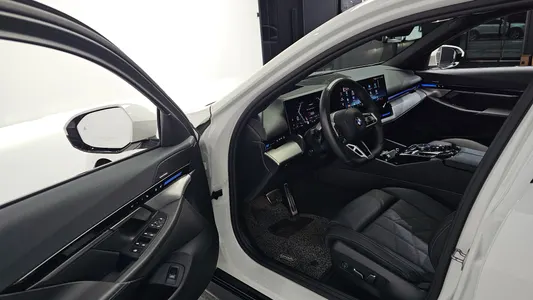BMW 5 Series (G60) 520i M 2023 10