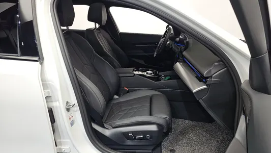 BMW 5 Series (G60) 520i M 2023 26