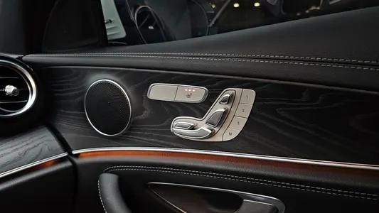 Mercedes-Benz E-Class W213 E220d 4MATIC AMG Line 2021 29