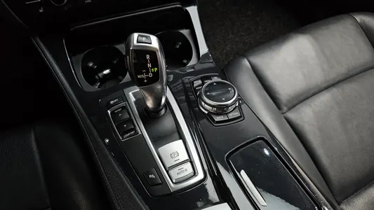 BMW 5 Series (F10) 520d 2013 9