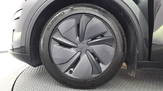 Tesla Y AWD 2025 5