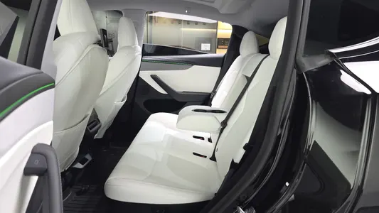 Tesla Y AWD 2025 11