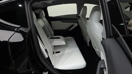 Tesla Y AWD 2025 12