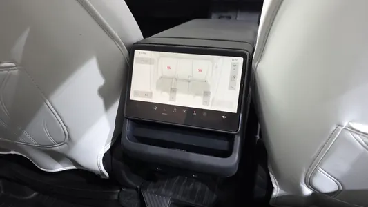 Tesla Y AWD 2025 18