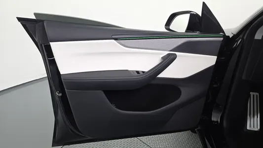 Tesla Y AWD 2025 24
