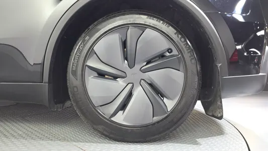 Tesla Y AWD 2025 21