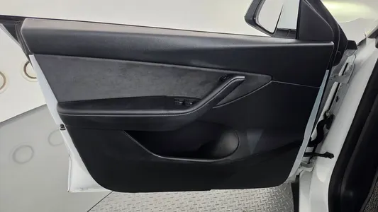 Tesla Y AWD 2022 24