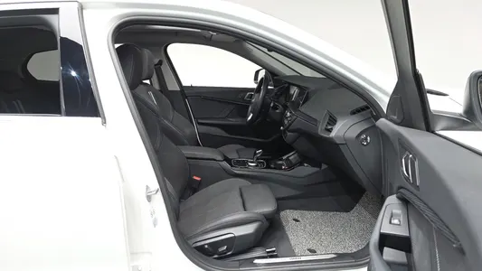 BMW 1 Series (F40) 120i 2024 26