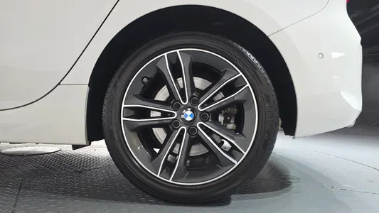 BMW 1 Series (F40) 120i 2024 21