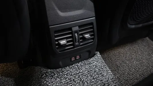 BMW 1 Series (F40) 120i 2024 32