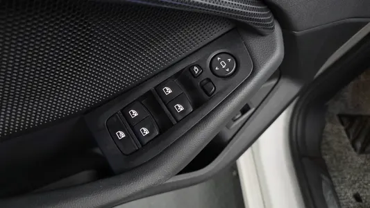 BMW 1 Series (F40) 120i 2024 34