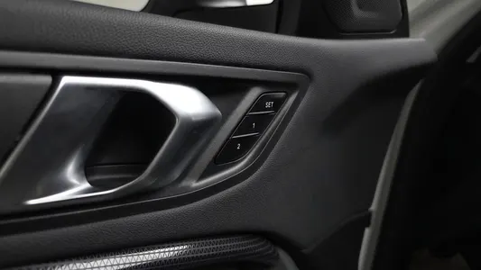 BMW 1 Series (F40) 120i 2024 27