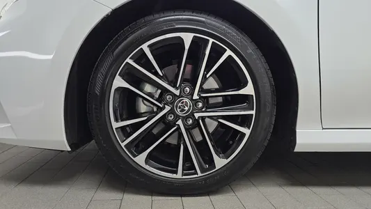Toyota (XV80) 2.5 XLE 2026 5