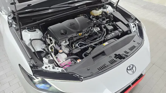 Toyota (XV80) 2.5 XLE 2026 6