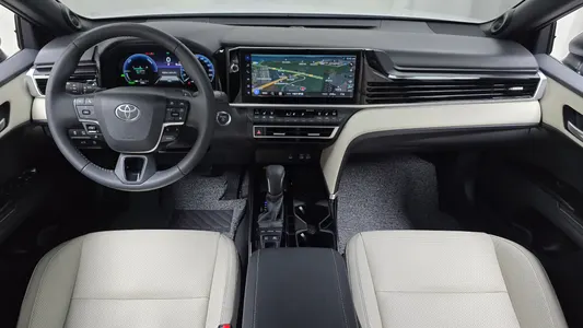 Toyota (XV80) 2.5 XLE 2026 7