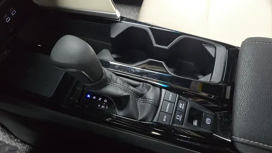 Toyota (XV80) 2.5 XLE 2026 9