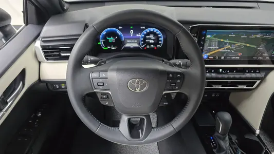 Toyota (XV80) 2.5 XLE 2026 12