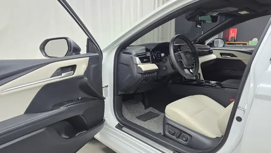 Toyota (XV80) 2.5 XLE 2026 10