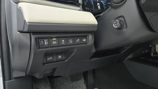 Toyota (XV80) 2.5 XLE 2026 17