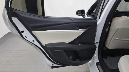 Toyota (XV80) 2.5 XLE 2026 26