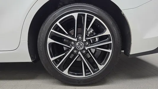 Toyota (XV80) 2.5 XLE 2026 22