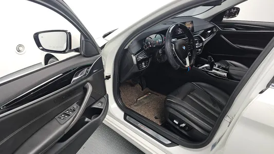 BMW 5 Series (G30) 520i 2018 12