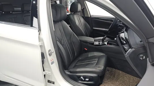 BMW 5 Series (G30) 520i 2018 10