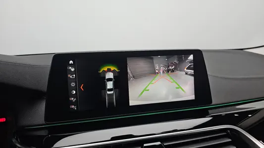 BMW 5 Series (G30) 520i 2018 16