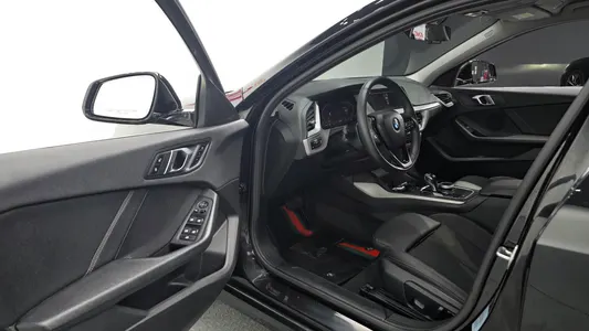BMW 1 Series (F40) 118d 2020 10