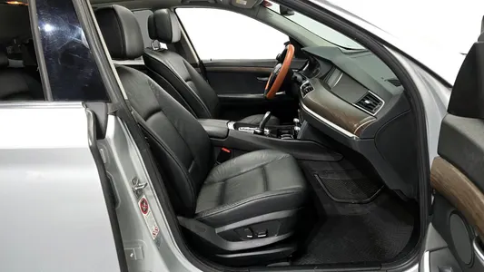 BMW 5 Series GT (F07) GT 2011 11