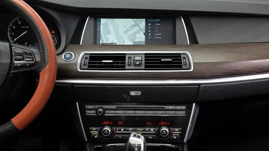 BMW 5 Series GT (F07) GT 2011 14